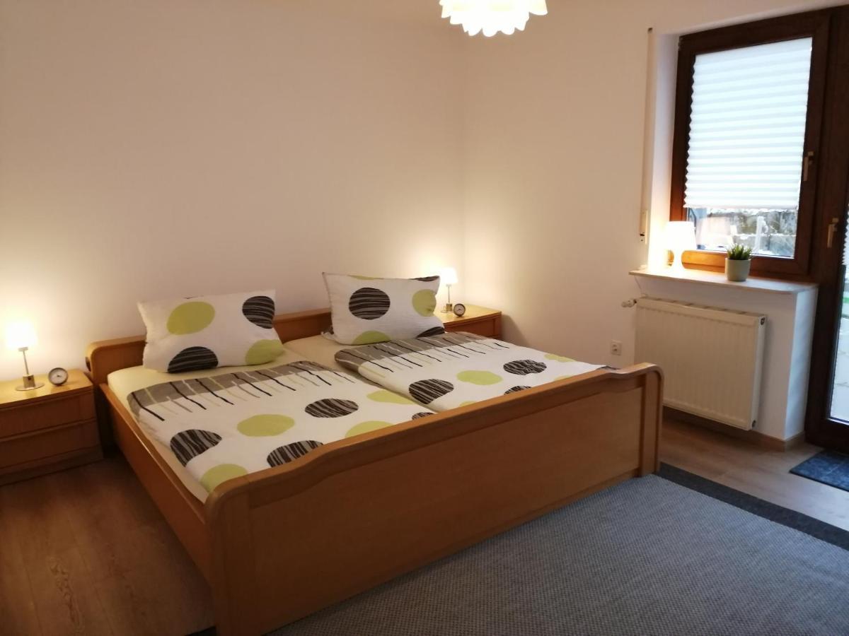 Ebenerdige Ferienwohnung Mit Grosser Terrasse In Der Naehe Des Waldes, Zum Wohlfuehlen Schoneck Esterno foto