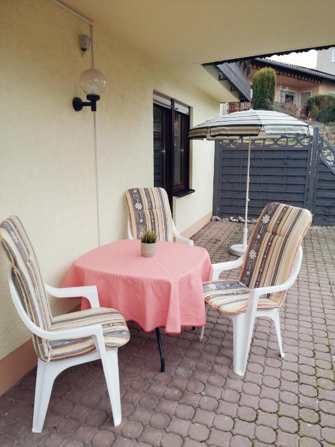 Ebenerdige Ferienwohnung Mit Grosser Terrasse In Der Naehe Des Waldes, Zum Wohlfuehlen Schoneck Esterno foto